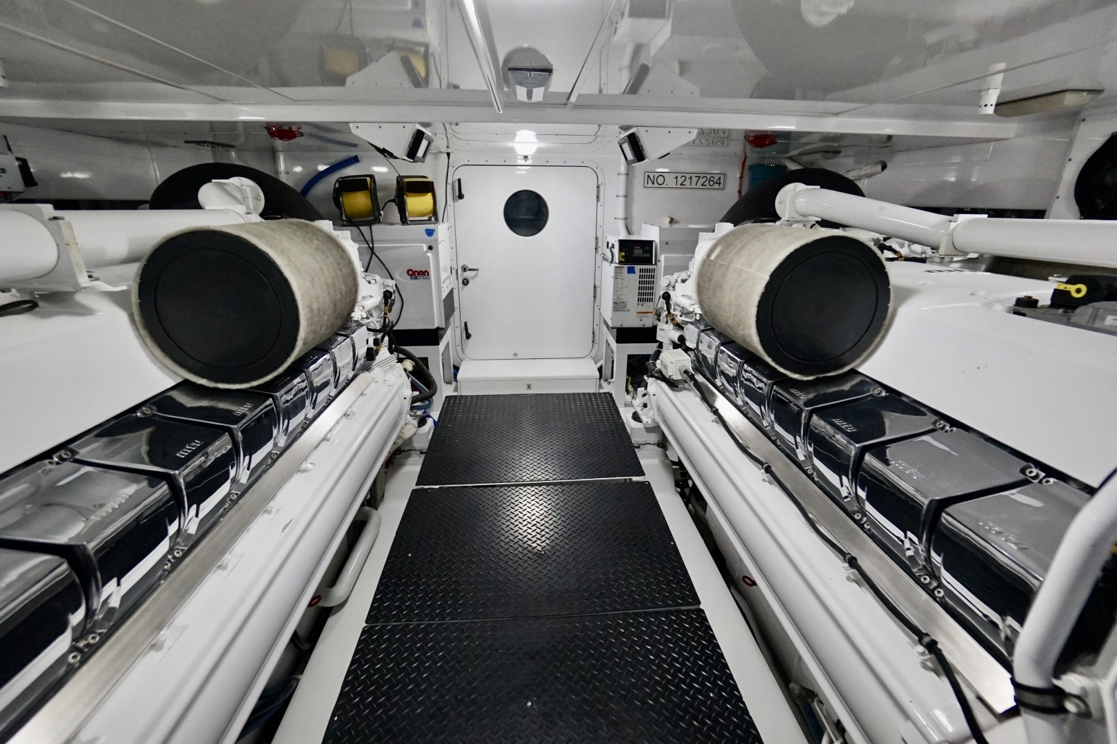 Whiticar 77 - Kings Blue - engine room