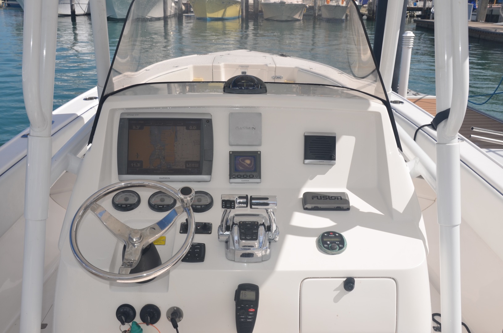 Intrepid 30 CC-Helm
