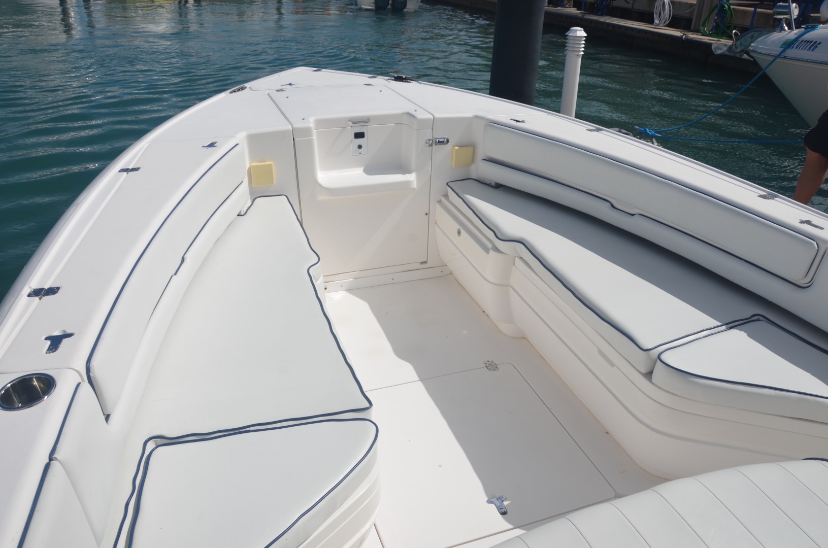 Intrepid 30 CC-Fwd Seating