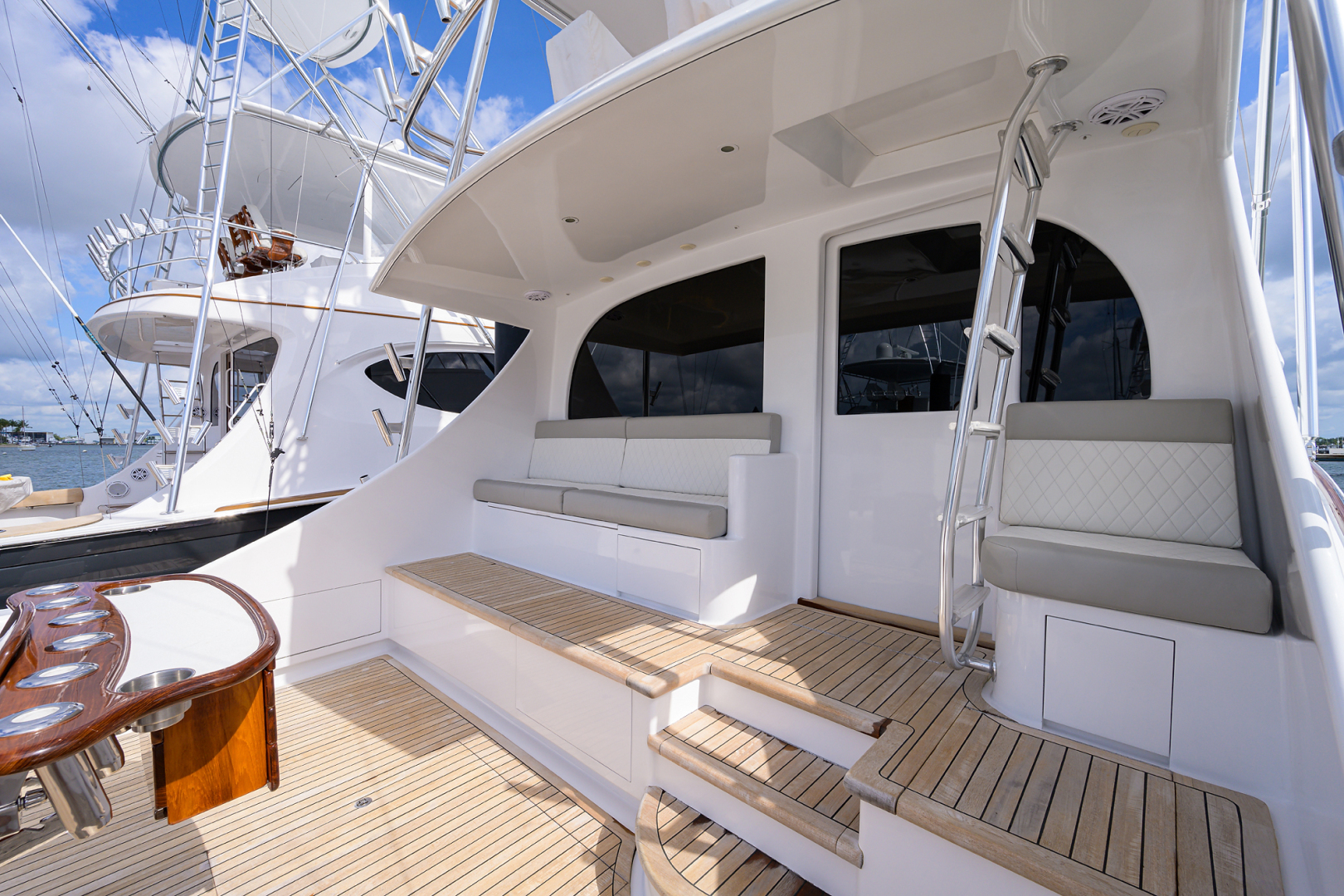 Titan 62 - Old #7 - exterior
