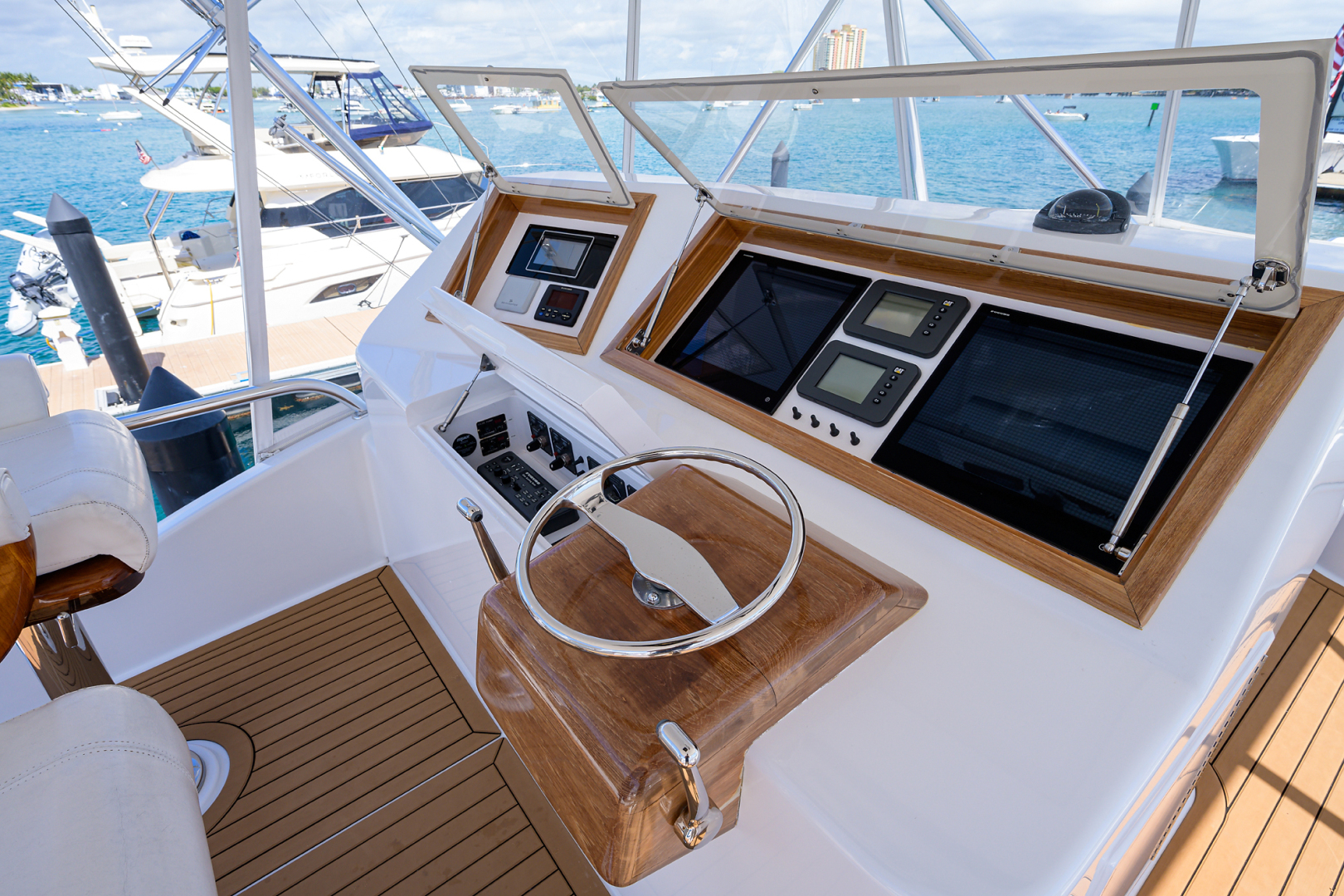 Titan 62 - Old #7 - exterior