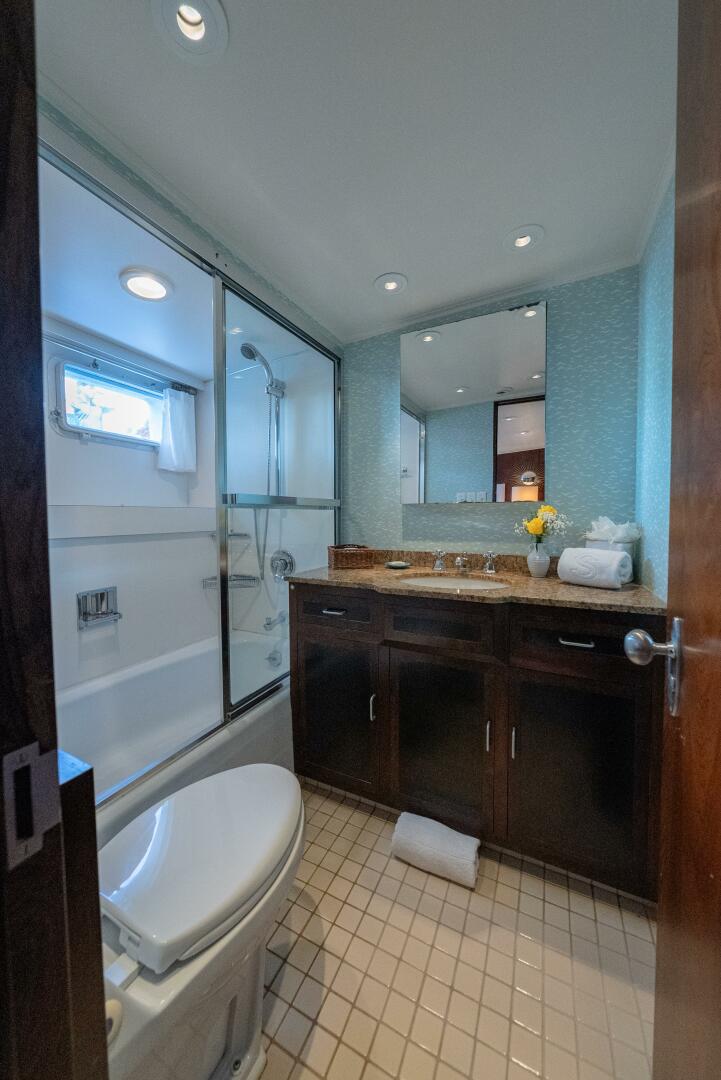 Ensuite Starboard Guest Stateroom