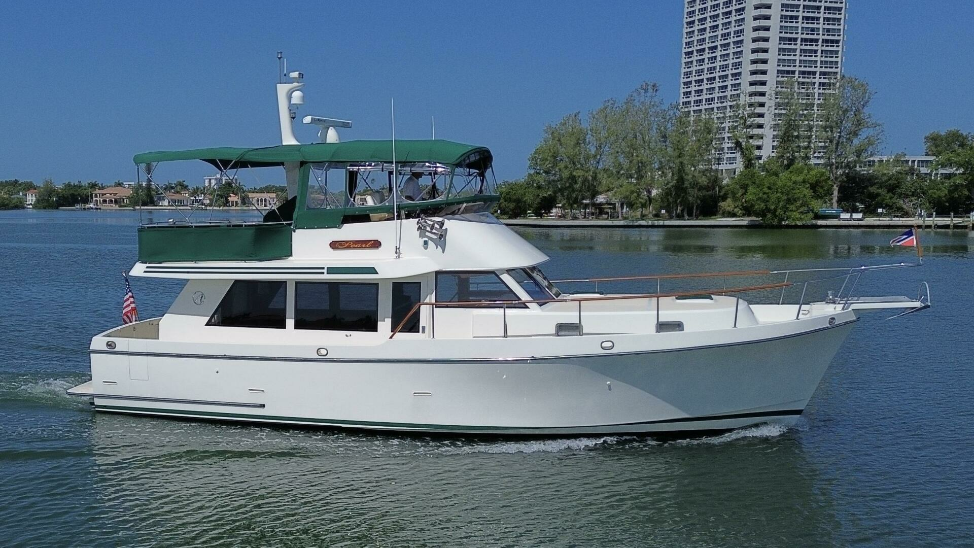 Pearl 1999 Ocean Alexander 426 Classico Sedan 42 ft Motor Yachts