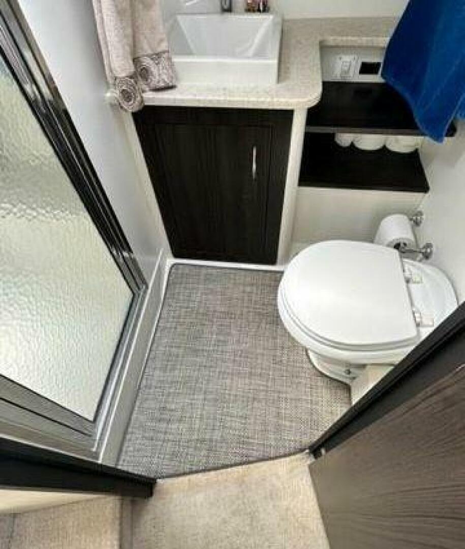 Carver 34 Flybridge Command Bridge — Duke - Photo 28