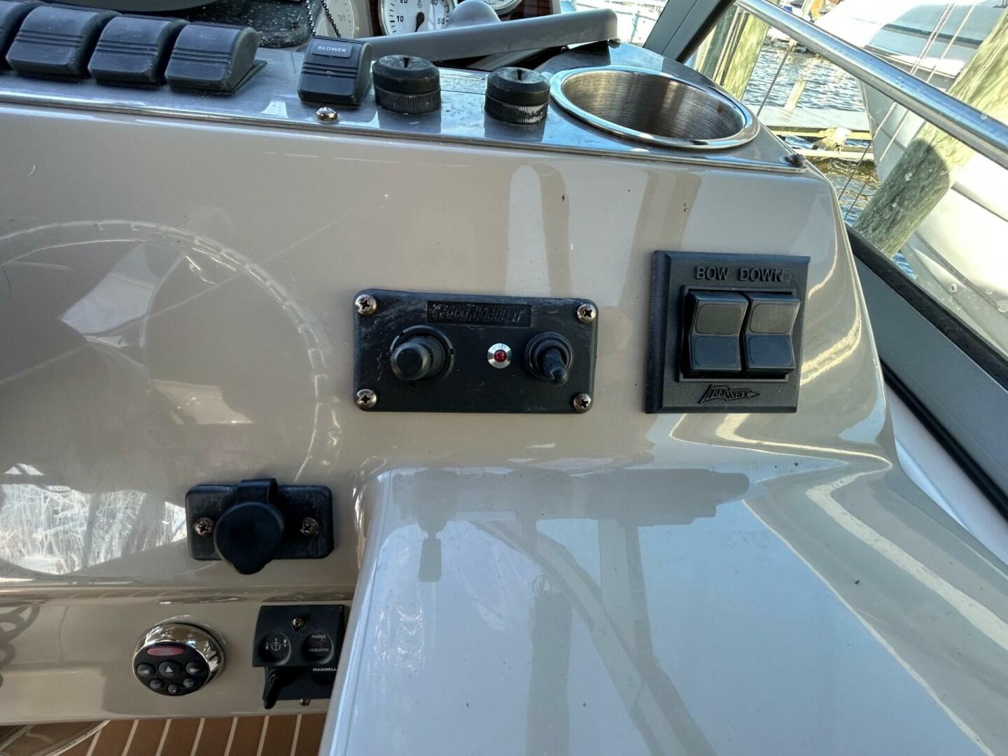 SEA RENITY 31ft Larson Yacht For Sale