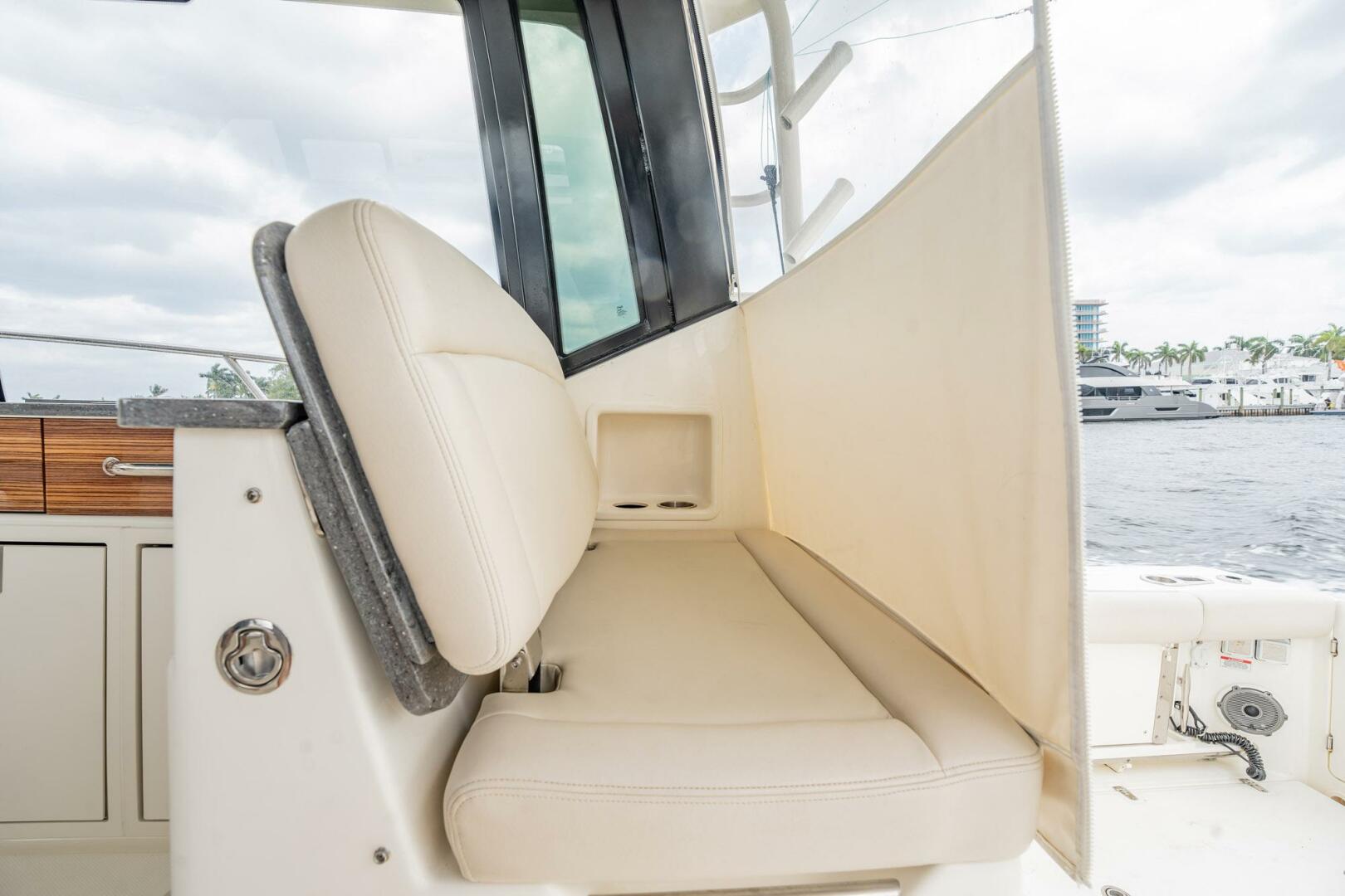 2023 Boston Whaler 405 conquest