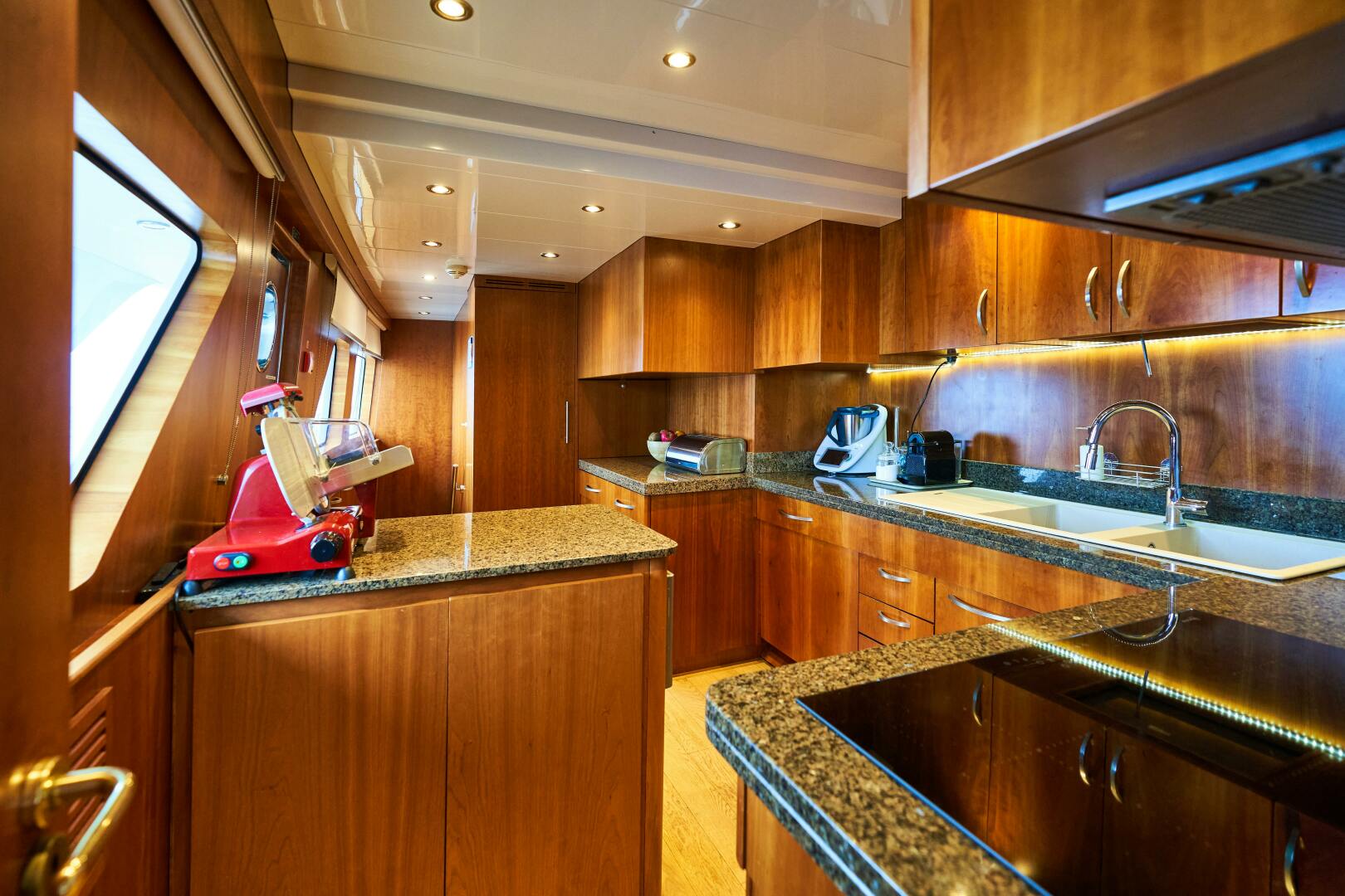 L INSTANT IV 108ft Costruzioni Navali Tigullio Castagnola Yacht For Sale