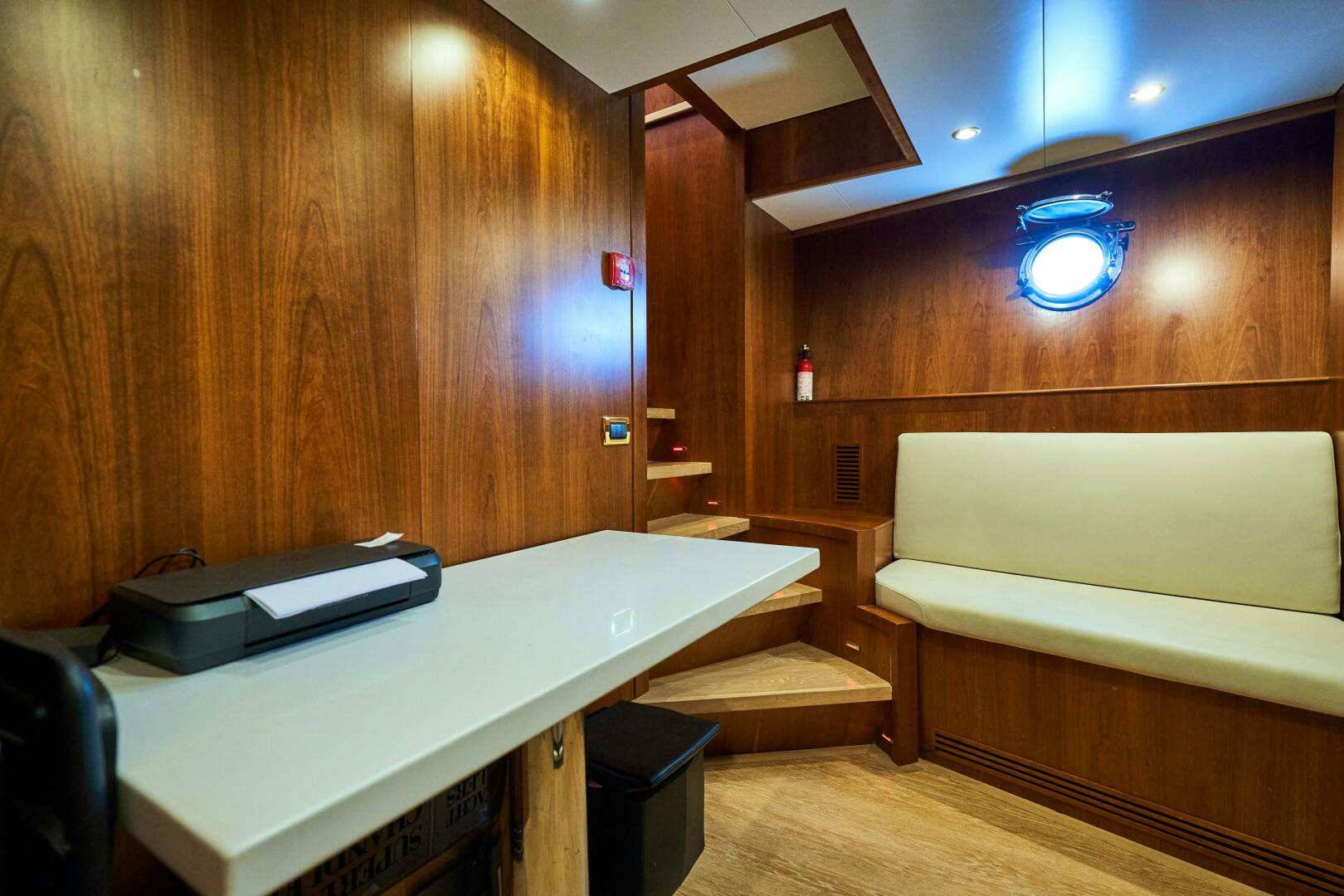 L INSTANT IV 108ft Costruzioni Navali Tigullio Castagnola Yacht For Sale