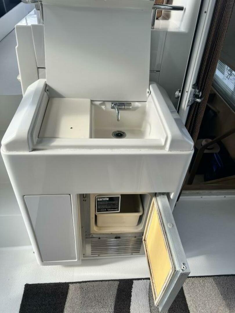 Carver 405 Aft Cabin — Coolin Down - Photo 23