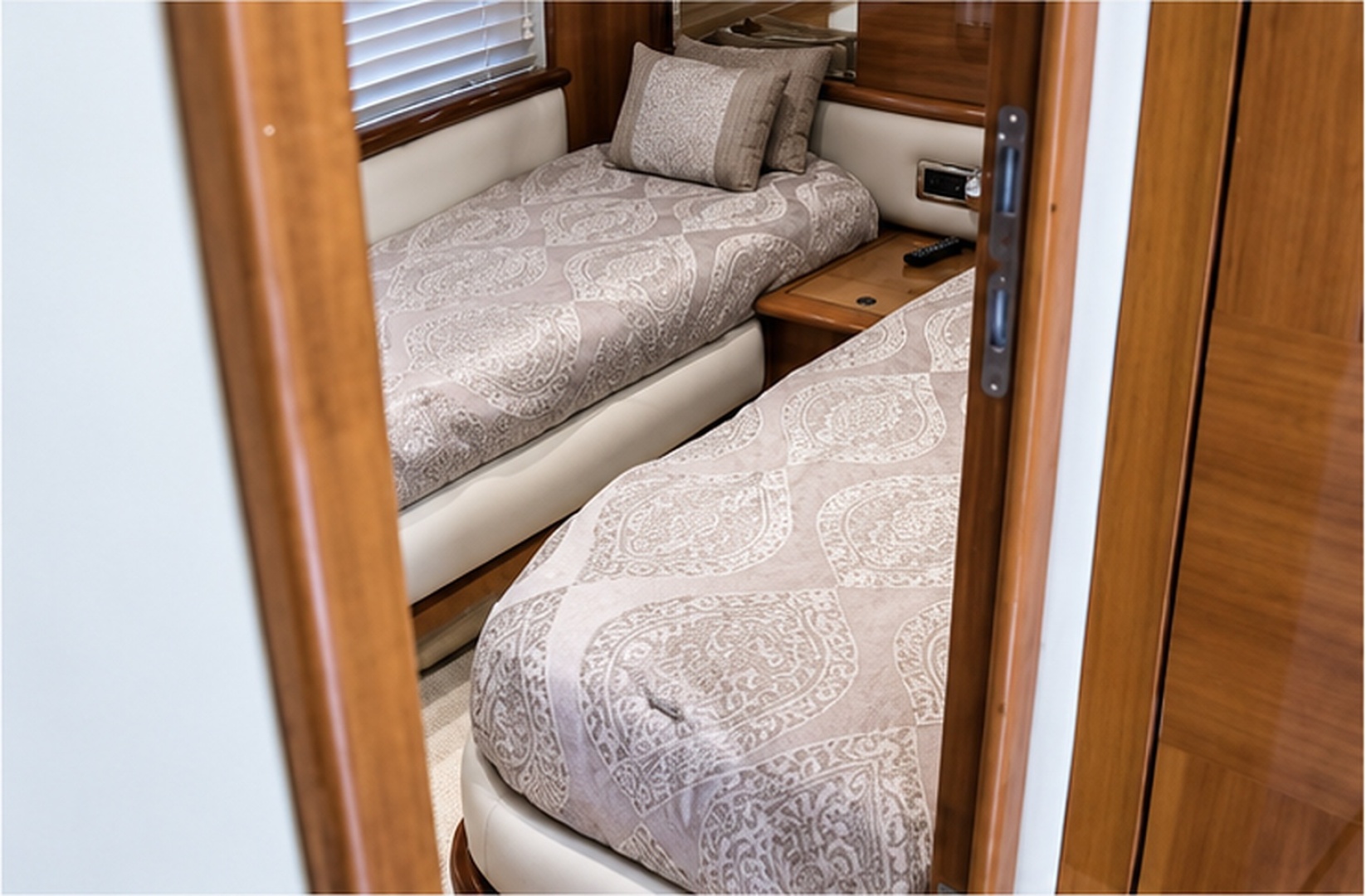62 Azimut Fly   2004 62ft Azimut Yacht For Sale