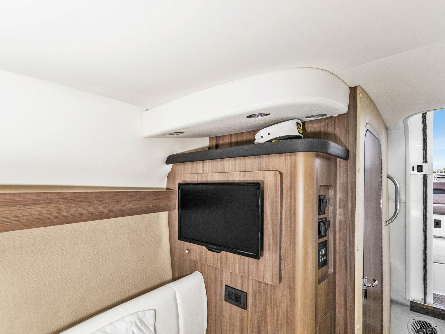 Rinker 270 Express Cruiser - Photo 16