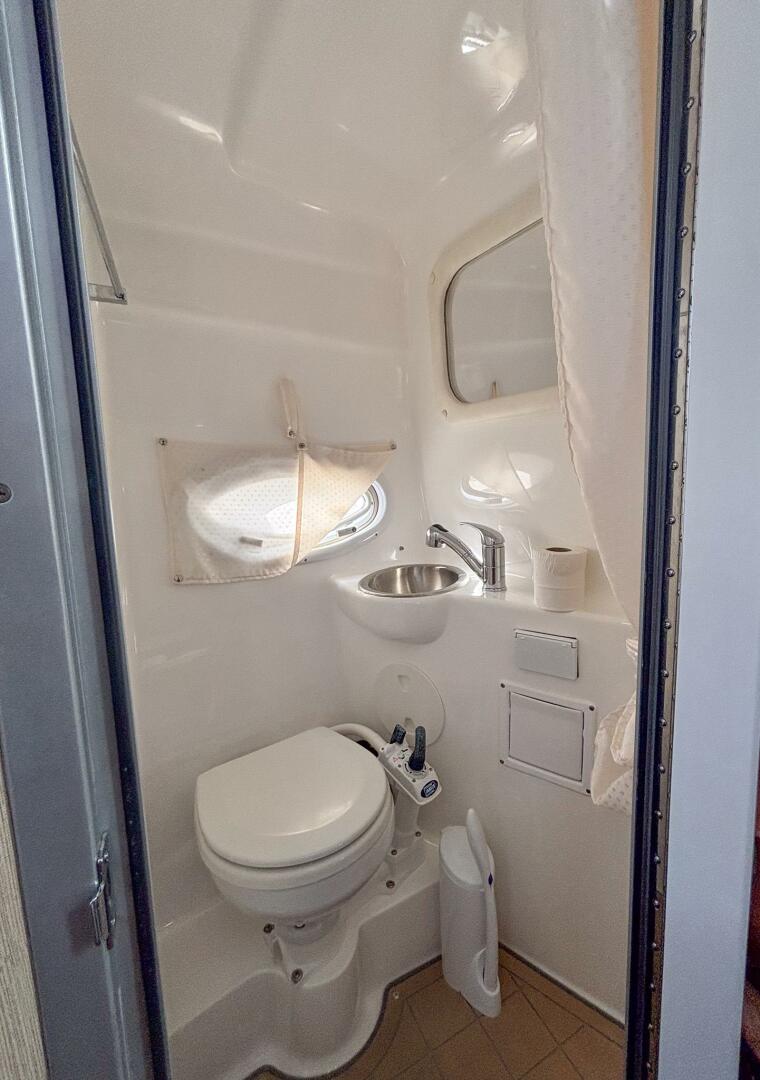 Rinker 270 Express Cruiser - Photo 18