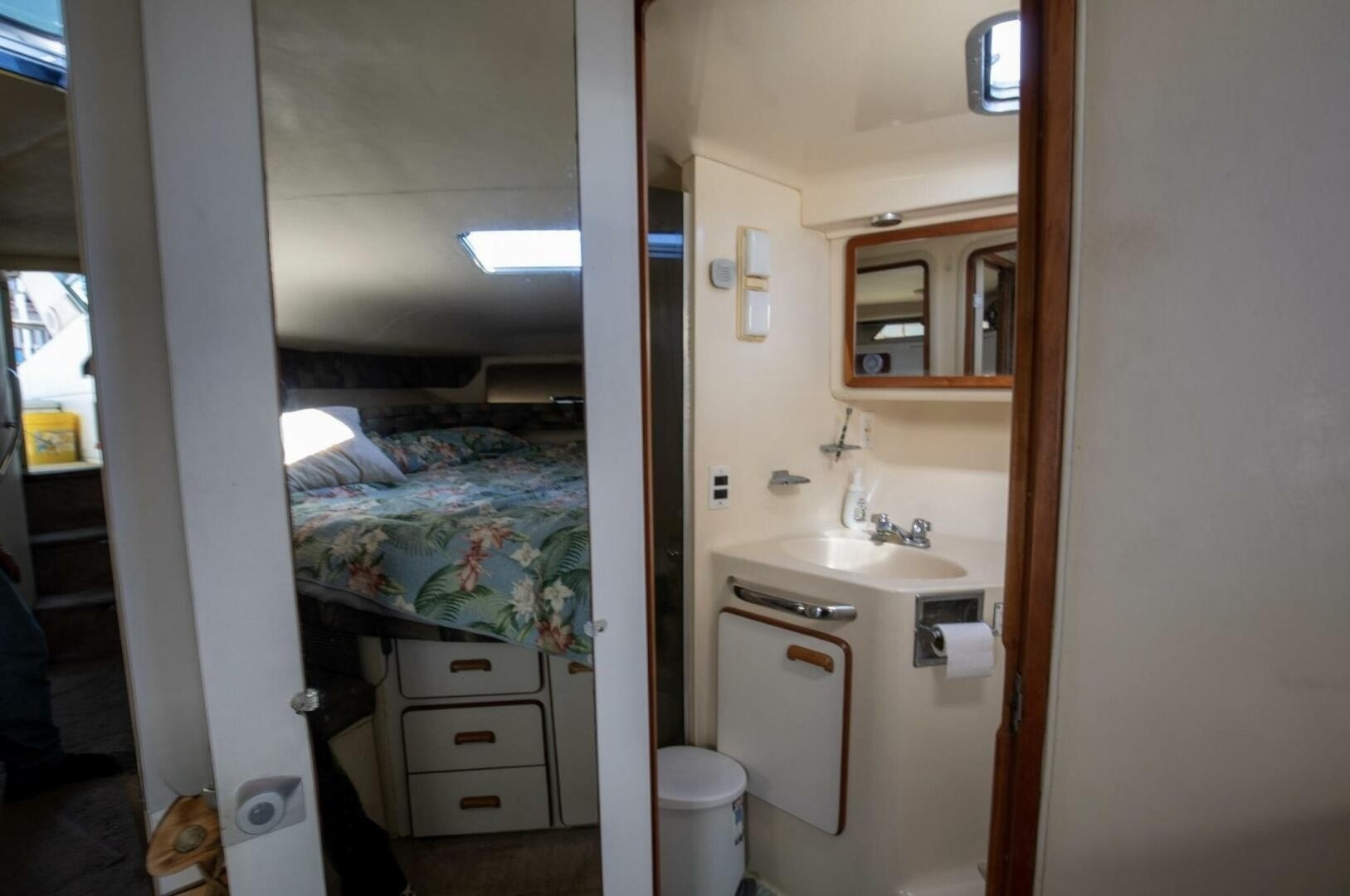 Calhoun s Saloon 42ft Sea Ray Yacht For Sale