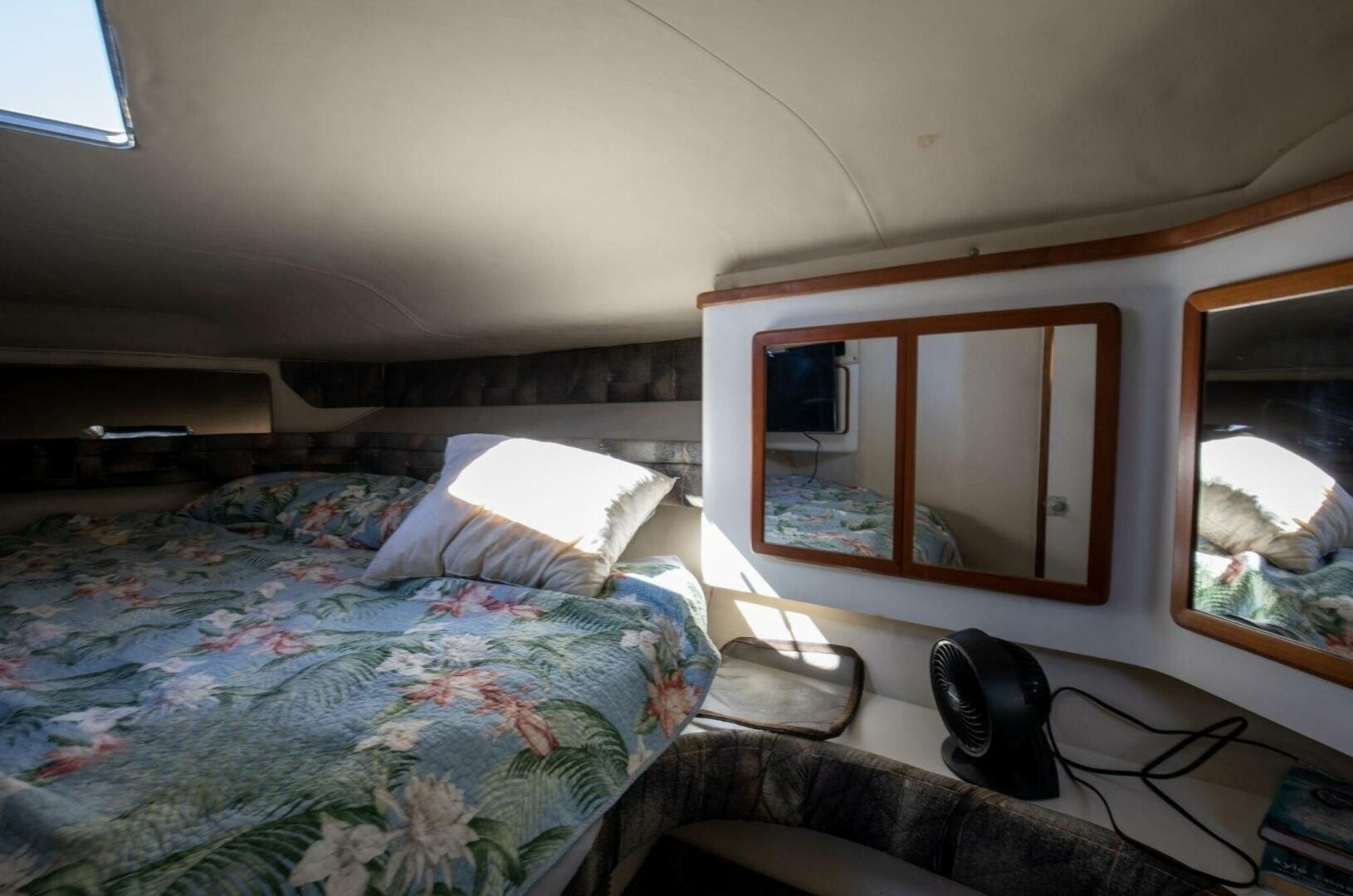 Calhoun s Saloon 42ft Sea Ray Yacht For Sale