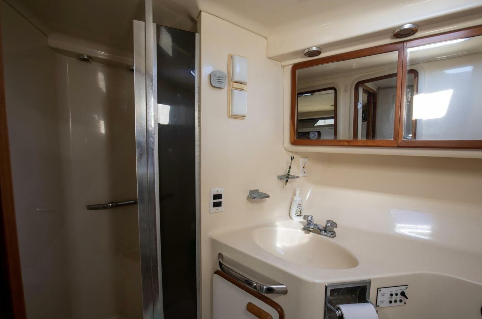 Calhoun s Saloon 42ft Sea Ray Yacht For Sale