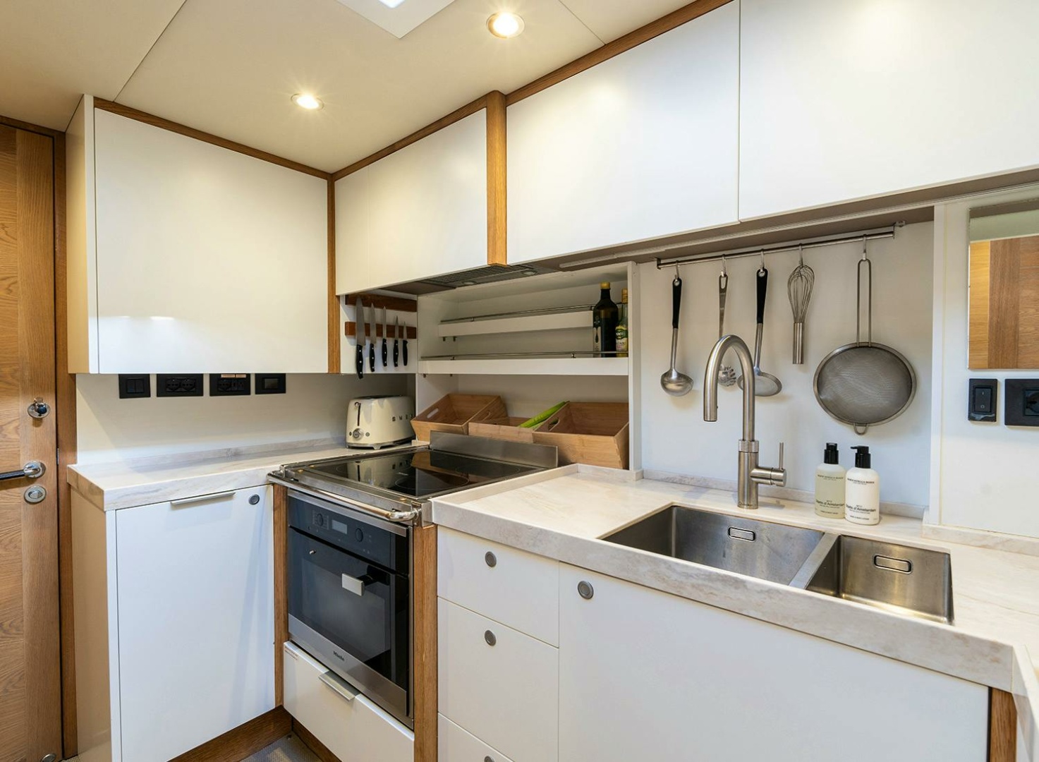 CHAMPAGNE HIPPY 85ft Oyster Yachts Yacht For Sale