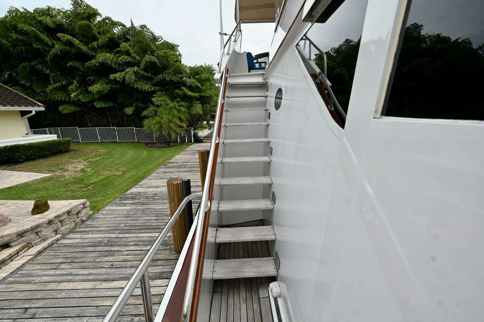Captivator 84ft Palmer Johnson Yacht For Sale