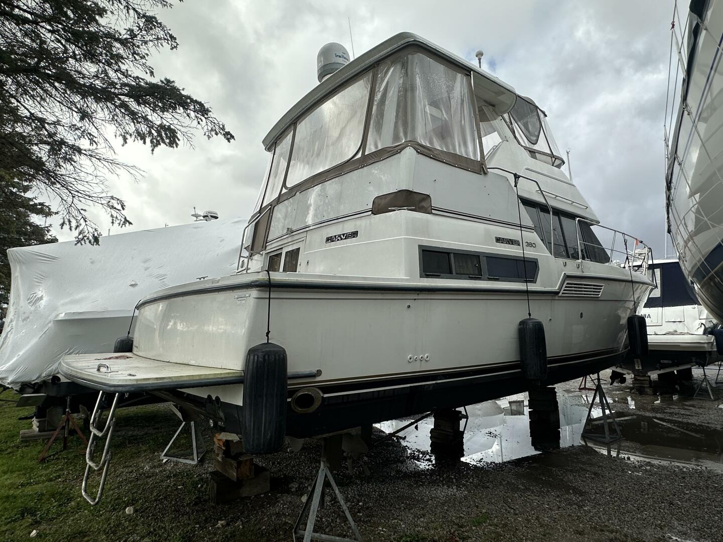 39ft Carver Yacht For Sale