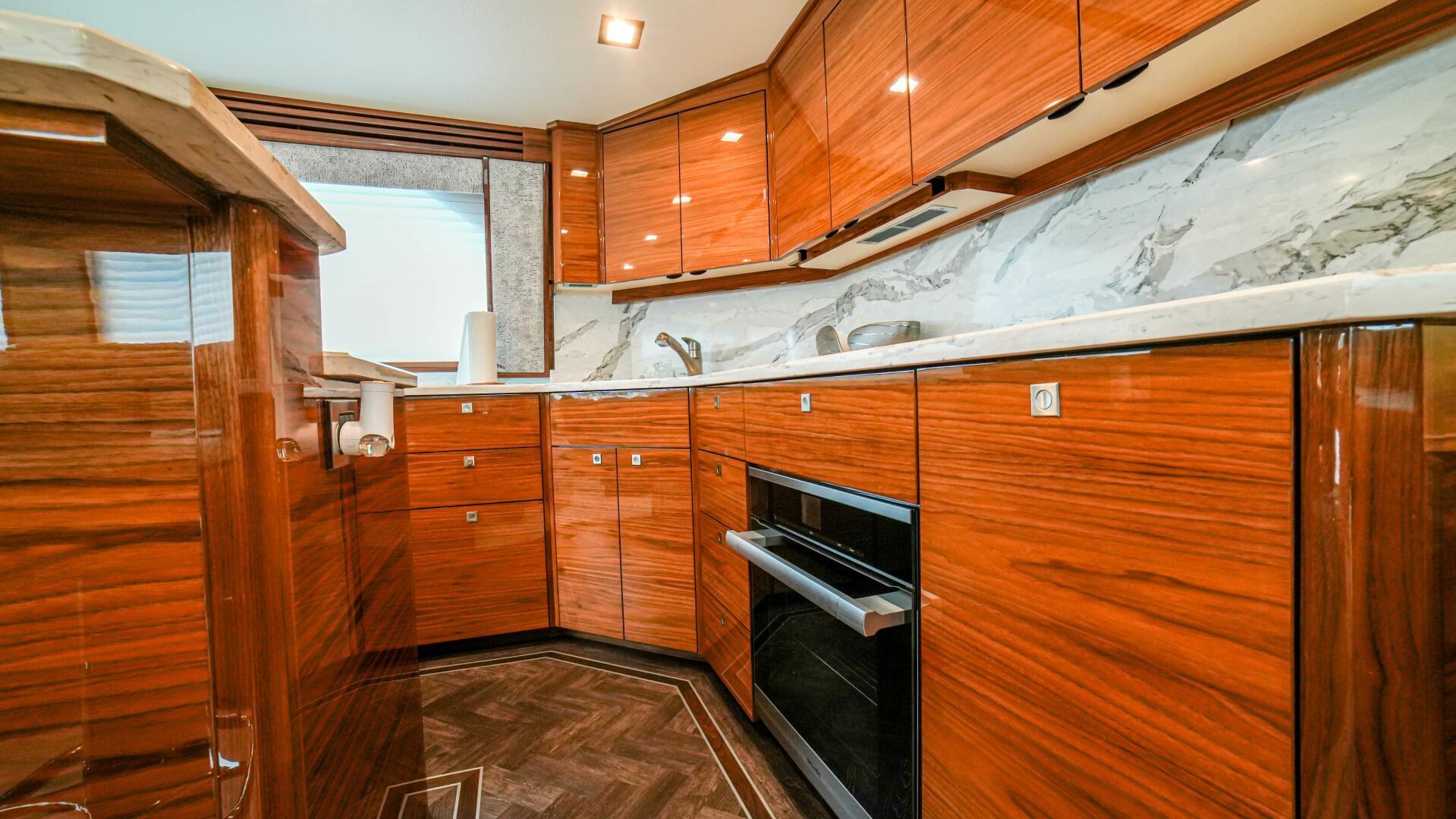 2023 Viking 73 Convertible 