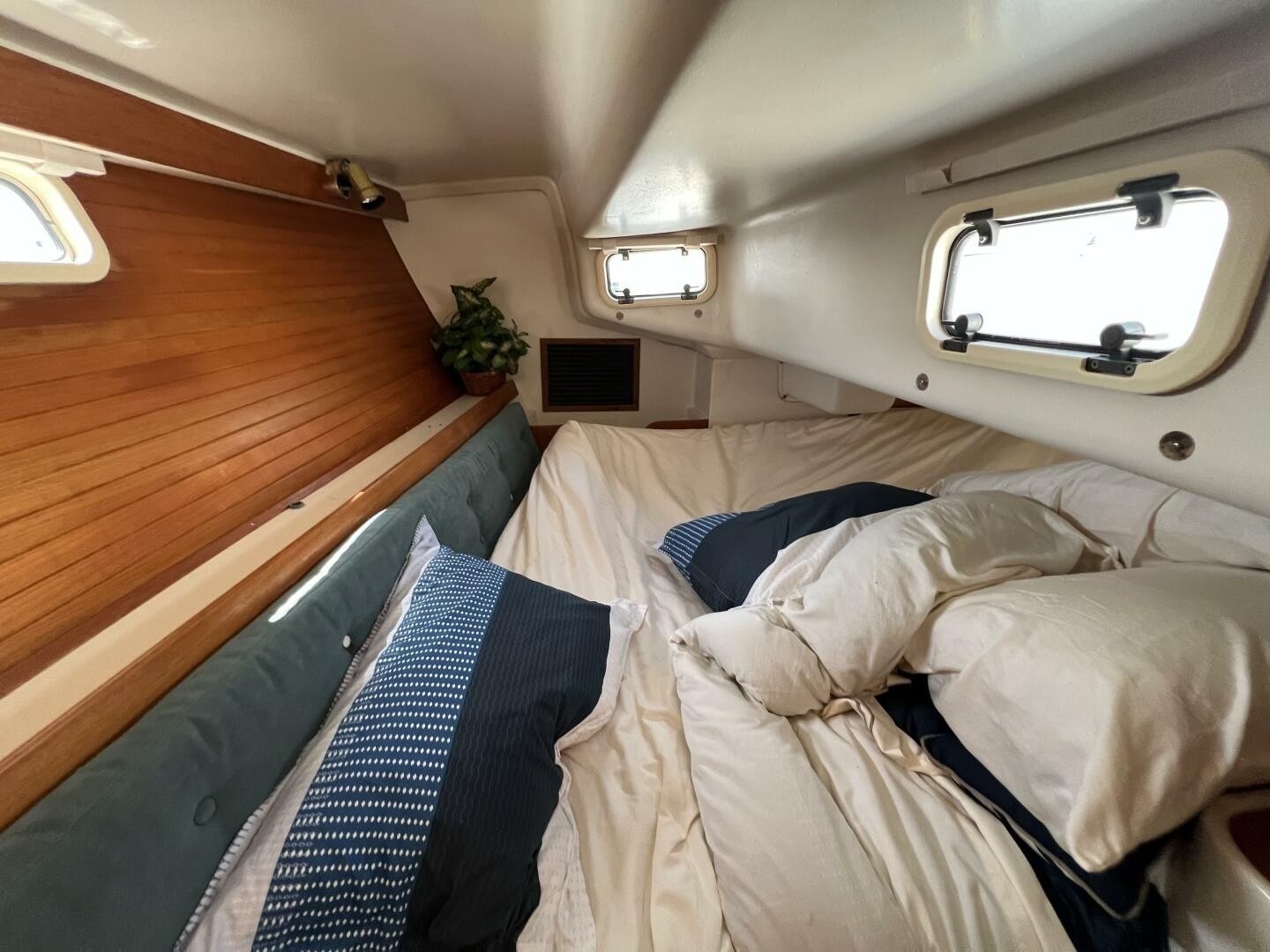 HAUNTED by WATER 32ft Catalina Yacht For Sale HAUNTED by WATER 32ft Catalina Yacht For Sale