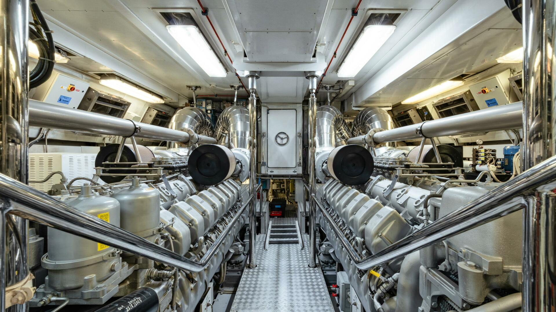 2007 Overmarine Mangusta 130