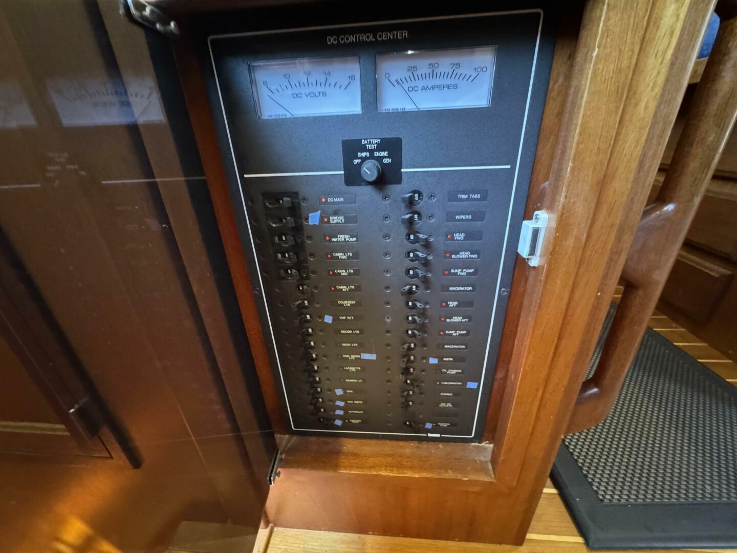 41 2005 Sabreline 47 Control Panel 3