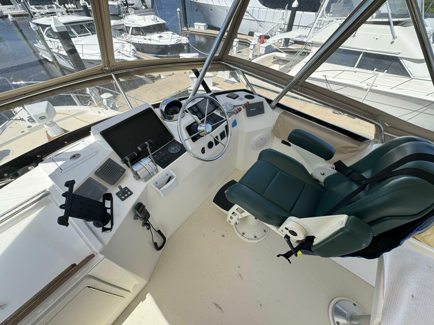 11 2005 Sabreline 47 Flybridge Helm 1