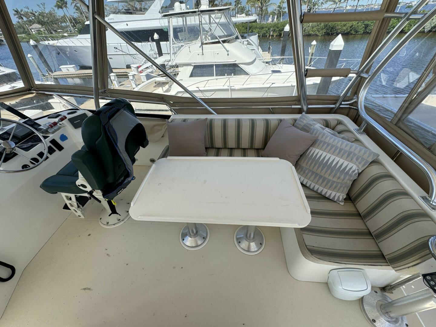 8 2005 Sabreline 47 Sundeck L Settee