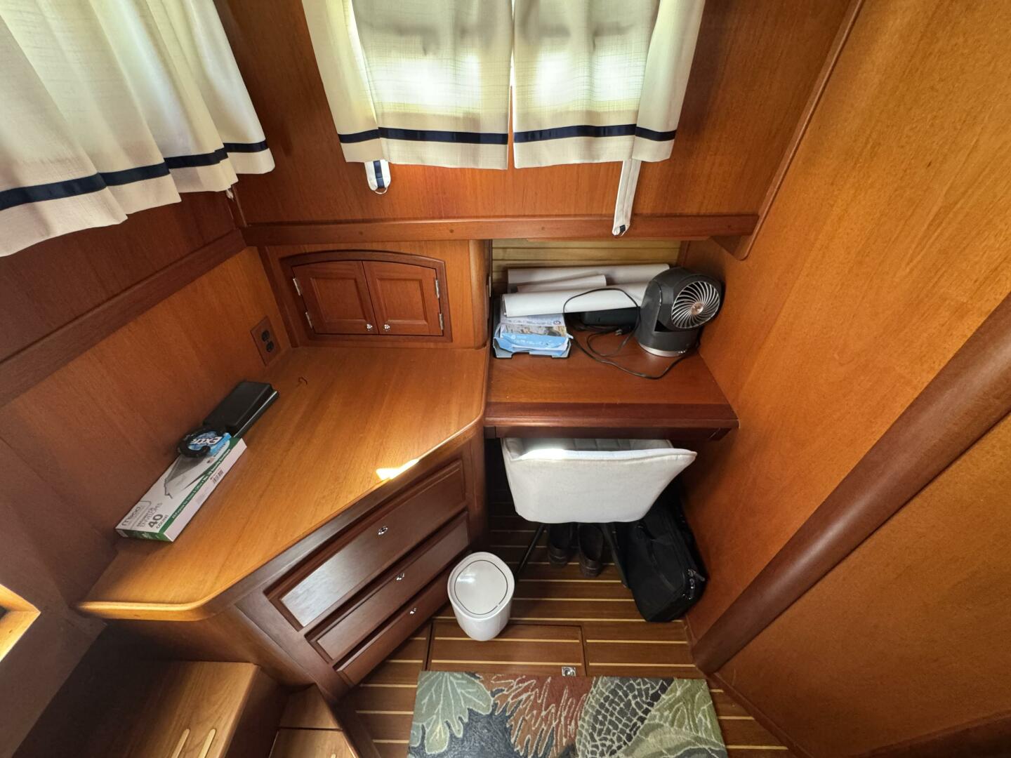 28 2005 Sabreline 47 Owner's Stateroom Vanity Desk Port Aft