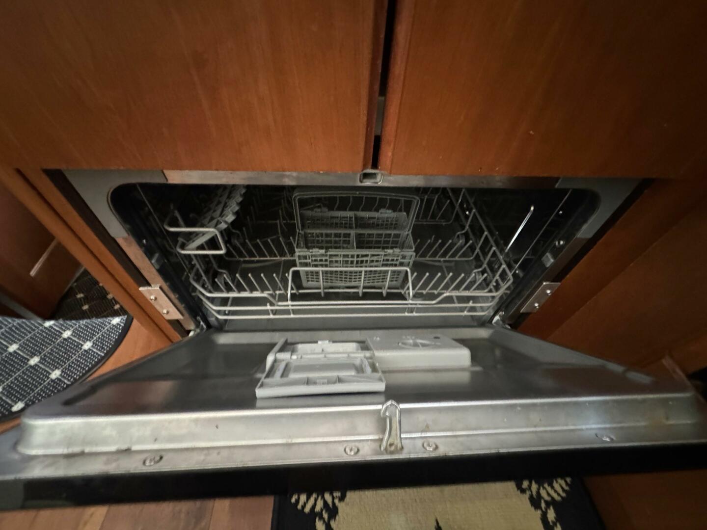 35 2004 Silverton 43 Galley_Dishwasher