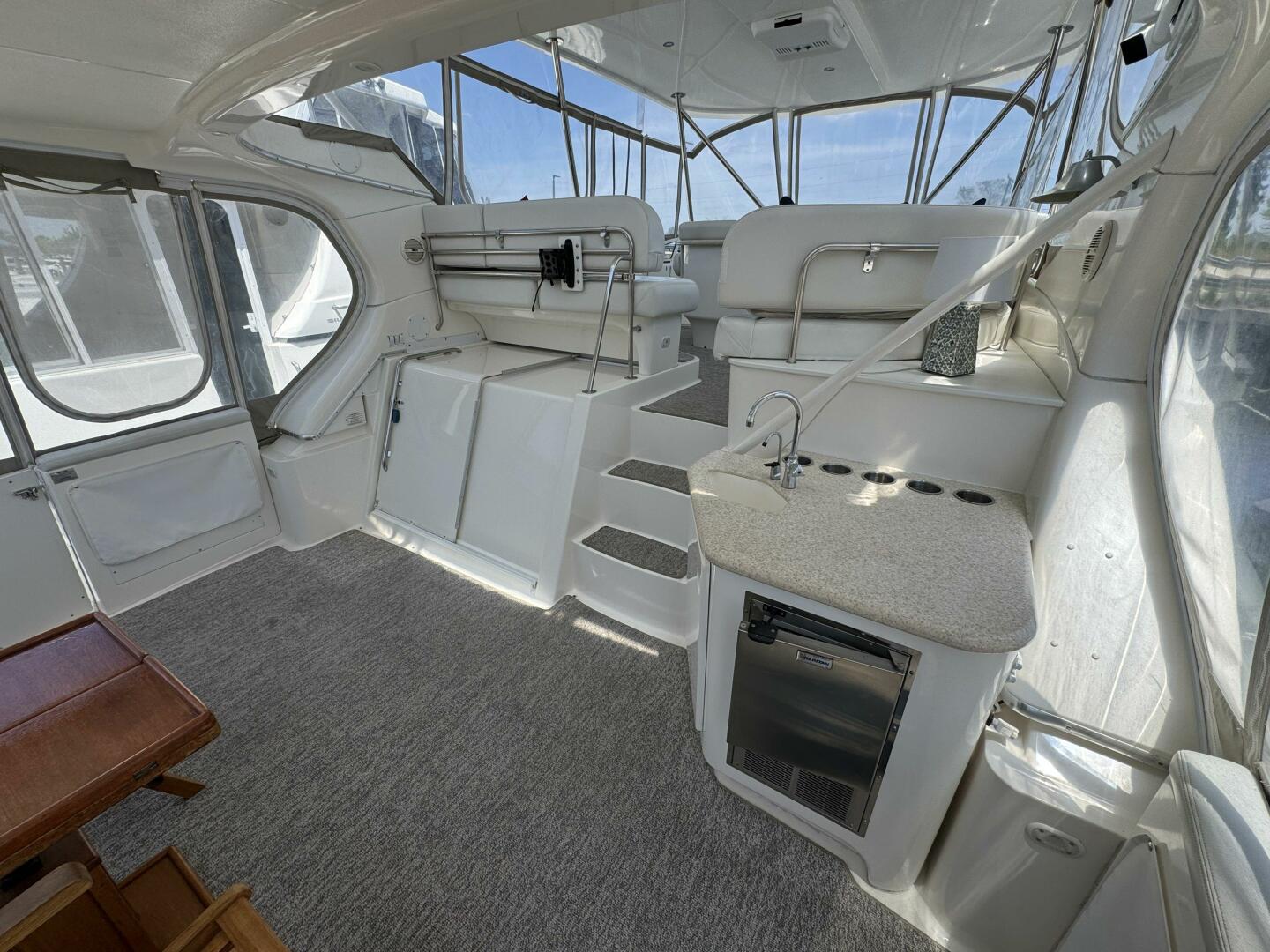 8 2004 Silverton 43 upper deck entertainment bar