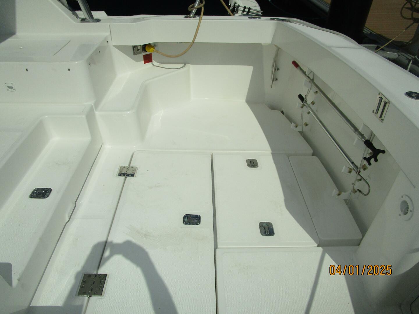 34' Mainship cockpit starboard