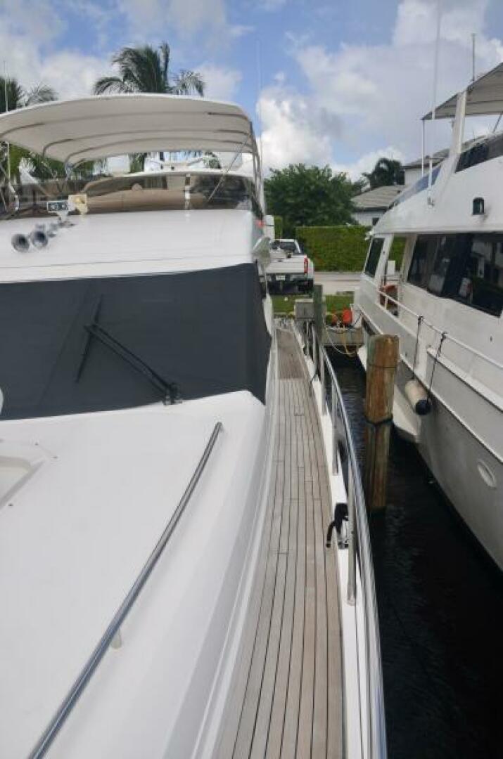 Princess 67 Flybridge Hoker-Sidedeck
