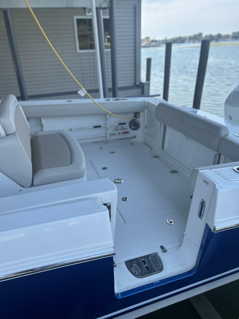 33ft Boston Whaler Yacht For Sale