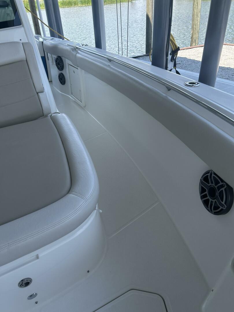 33ft Boston Whaler Yacht For Sale
