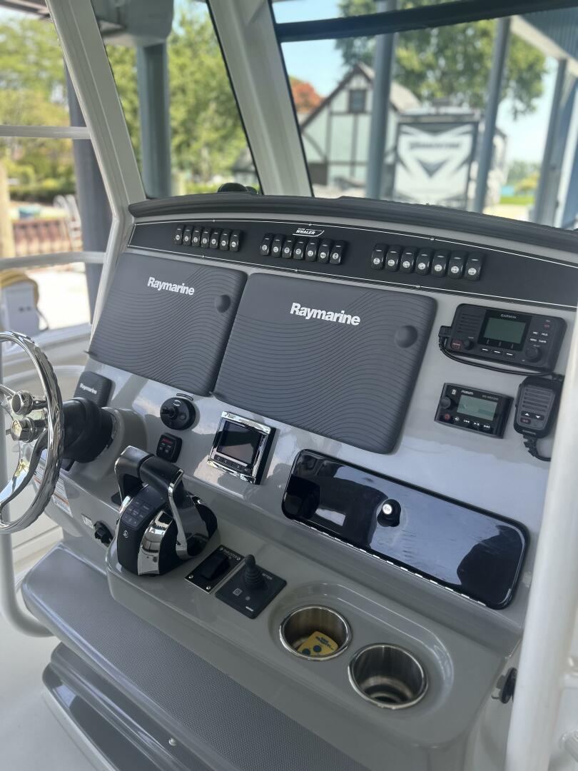 33ft Boston Whaler Yacht For Sale