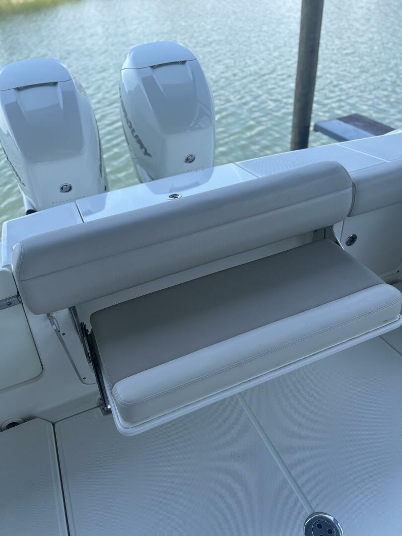 33ft Boston Whaler Yacht For Sale
