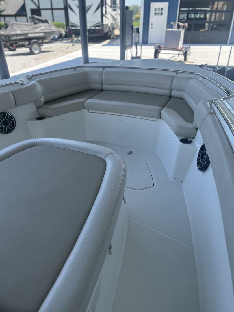 33ft Boston Whaler Yacht For Sale