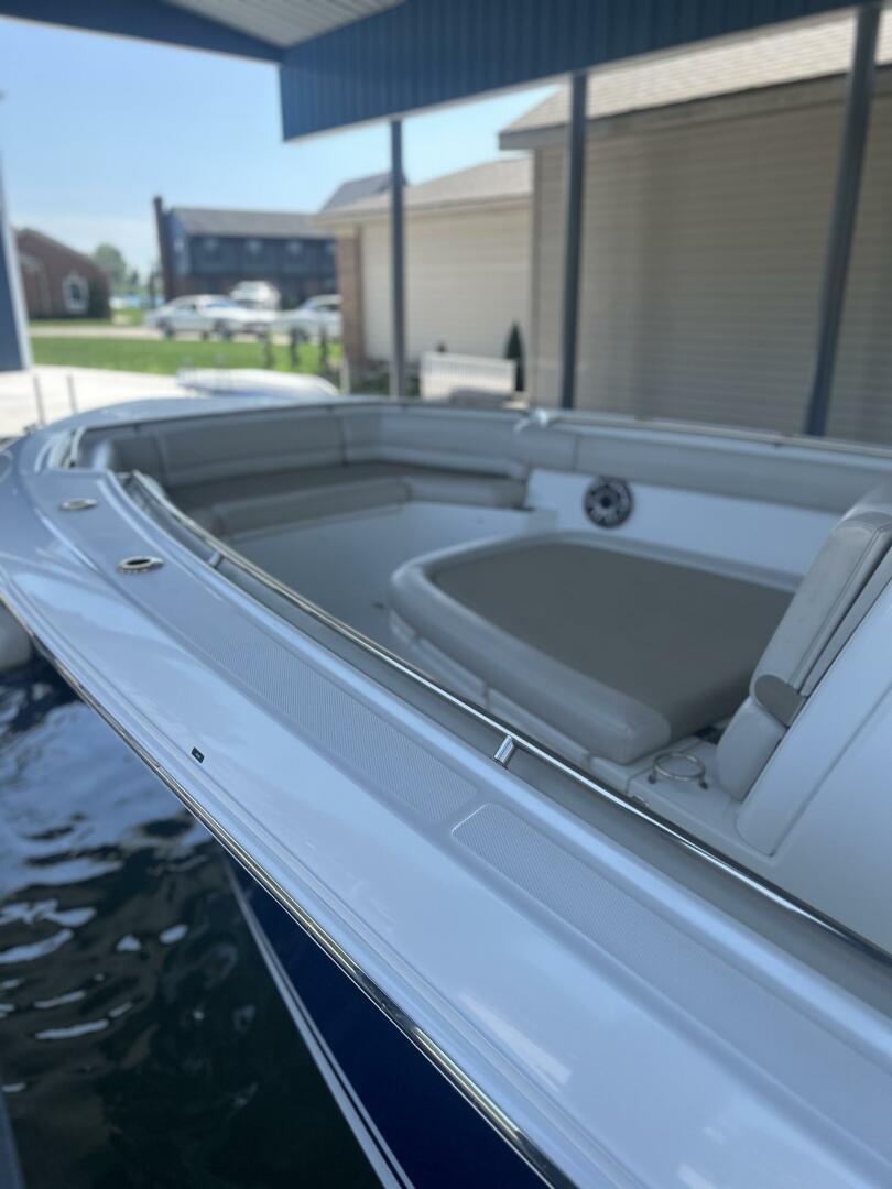 33ft Boston Whaler Yacht For Sale