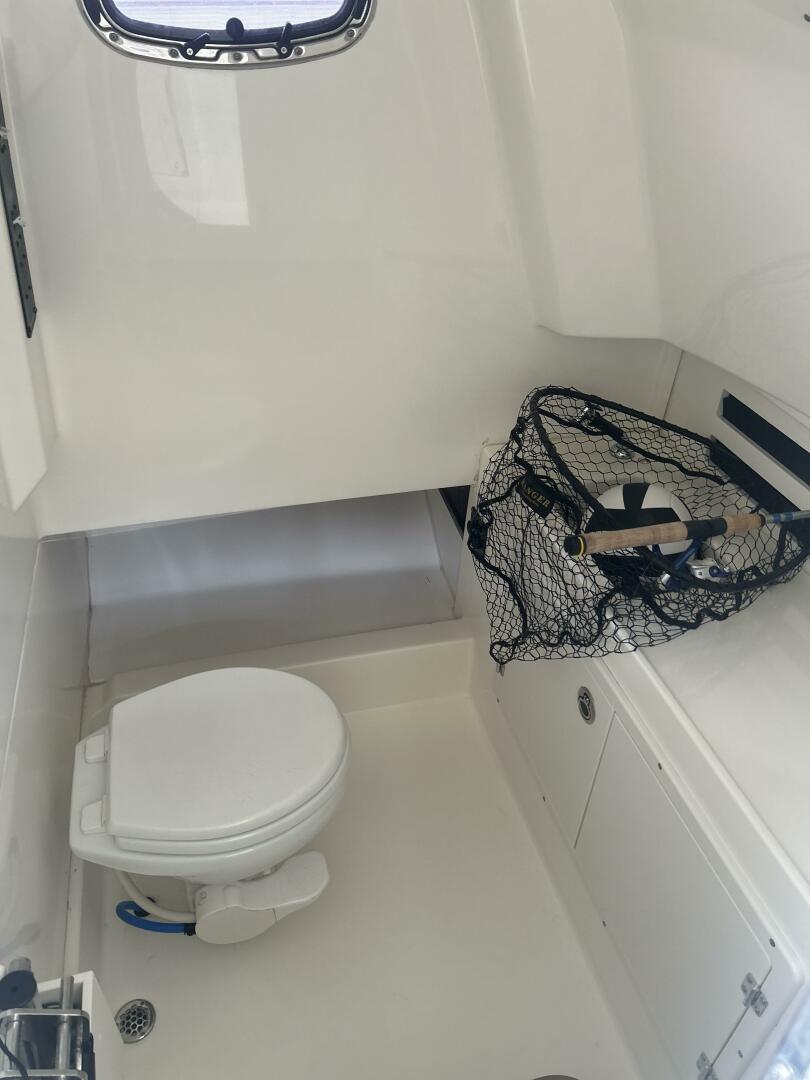 33ft Boston Whaler Yacht For Sale