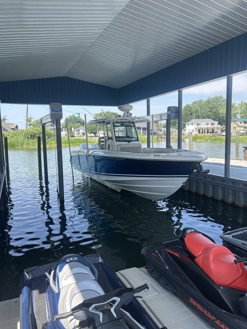 33ft Boston Whaler Yacht For Sale