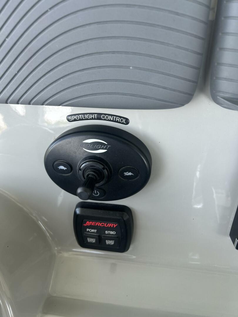 33ft Boston Whaler Yacht For Sale