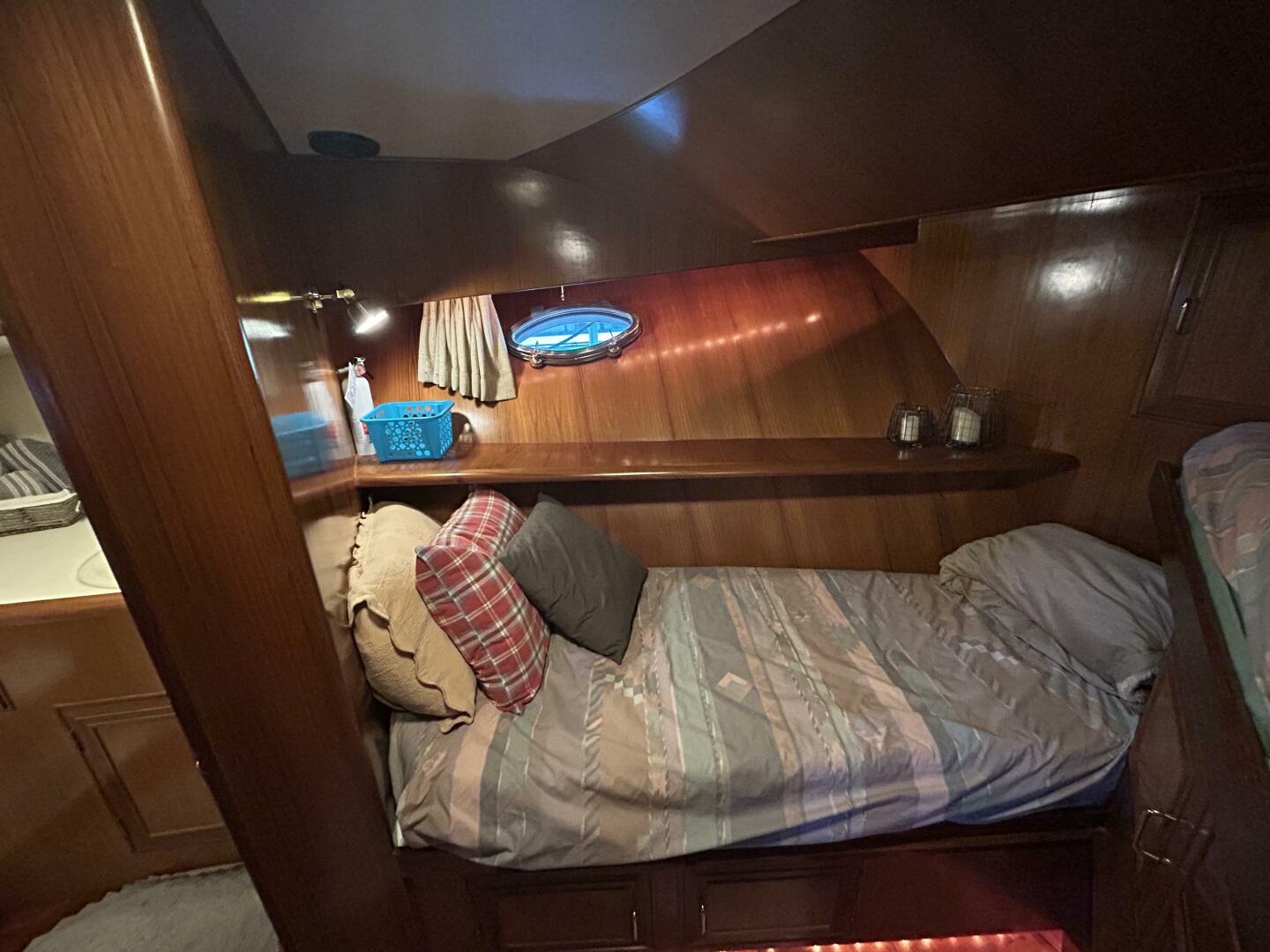 48' Ocean Alexander guest stateroom port