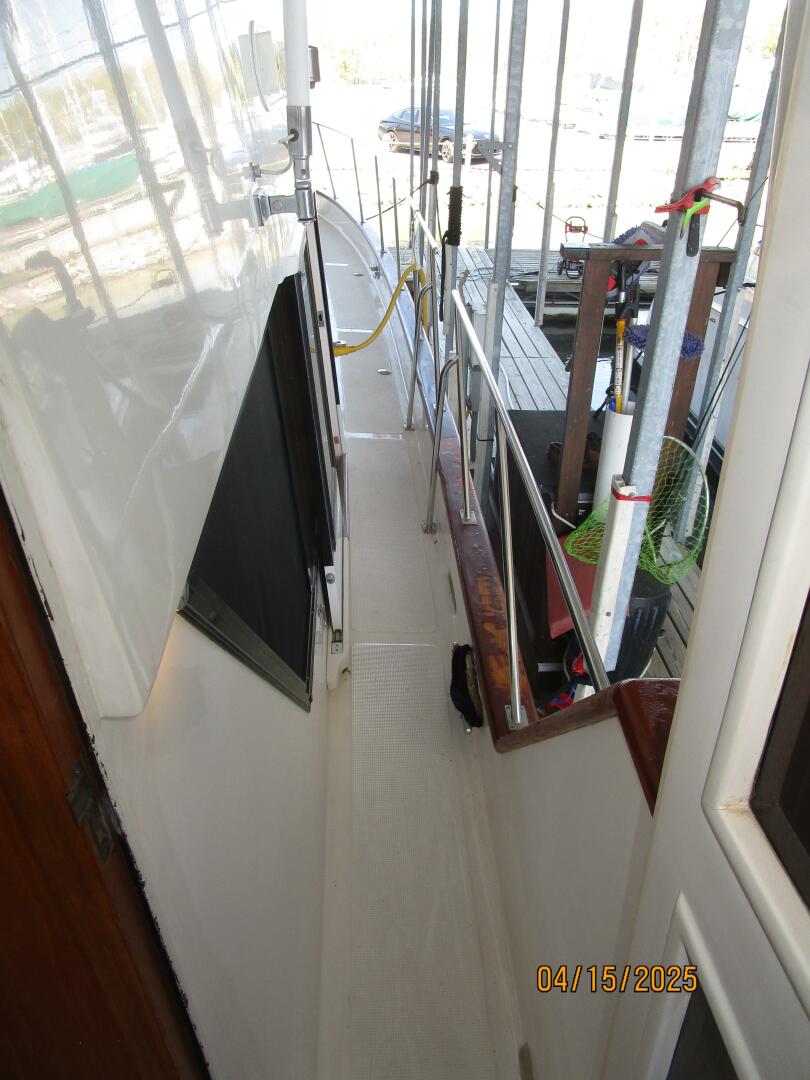 48' Ocean Alexander starboard side deck2
