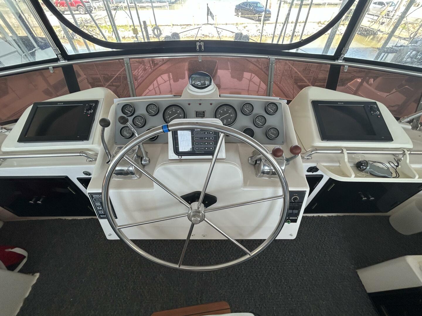 48' Ocean Alexander flybridge helm2