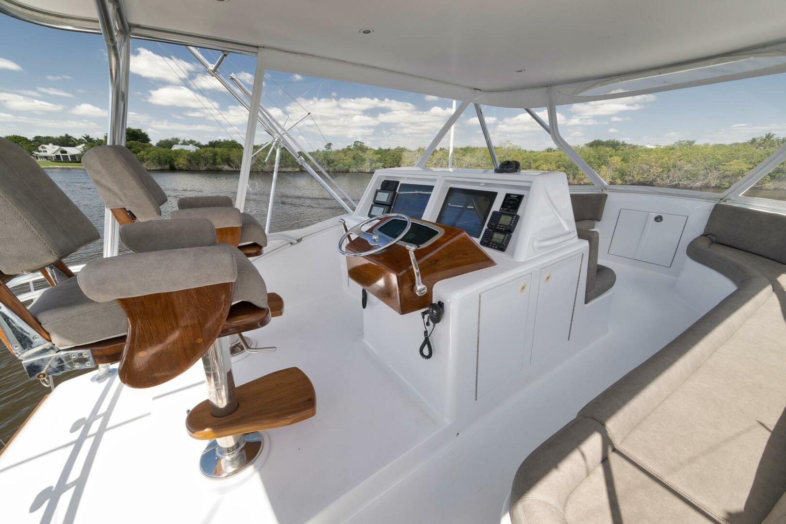 2006 B&D 60 Custom Carolina- Helm