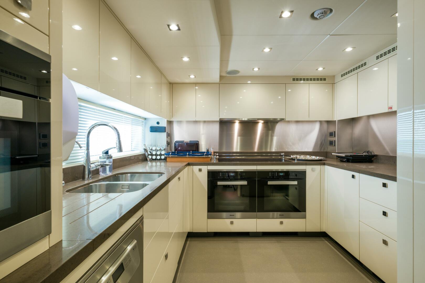MERCY OCEANS 115ft Sunseeker Yacht For Sale