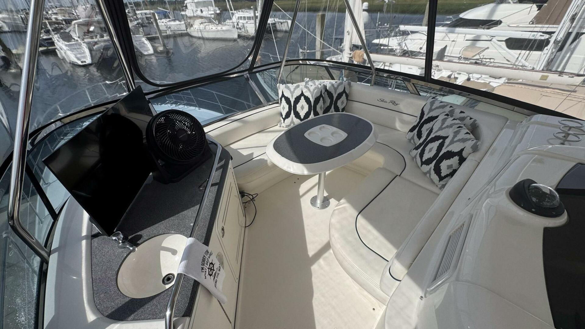 2005 Sea Ray 500 Flybridge Forward Settee