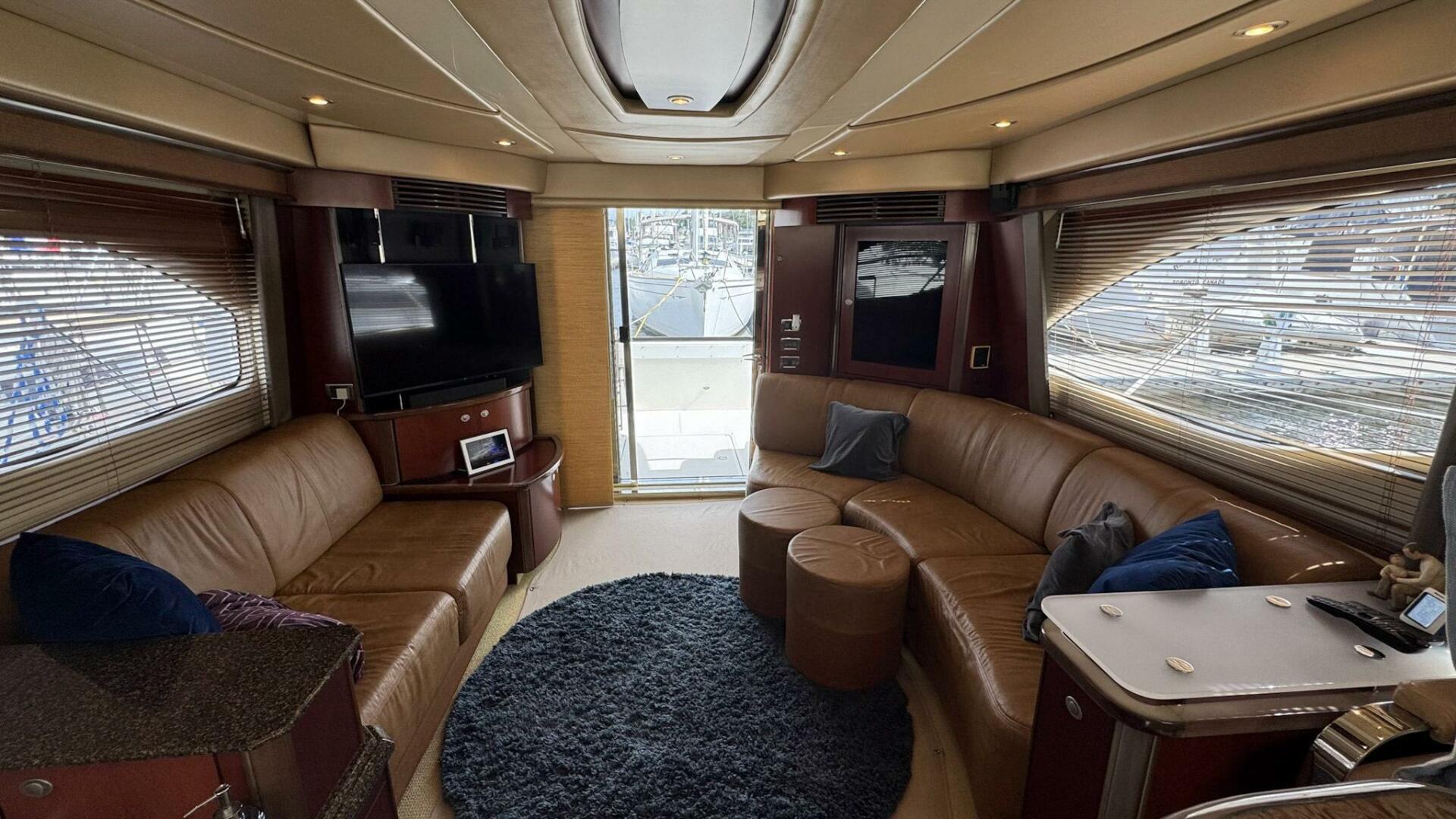 2005 Sea Ray 500 Salon looking aft