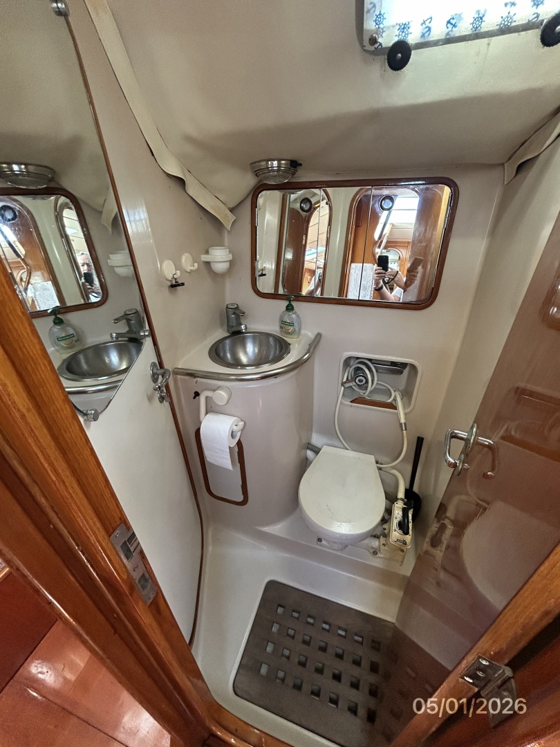 50' Beneteau port aft stateroom head